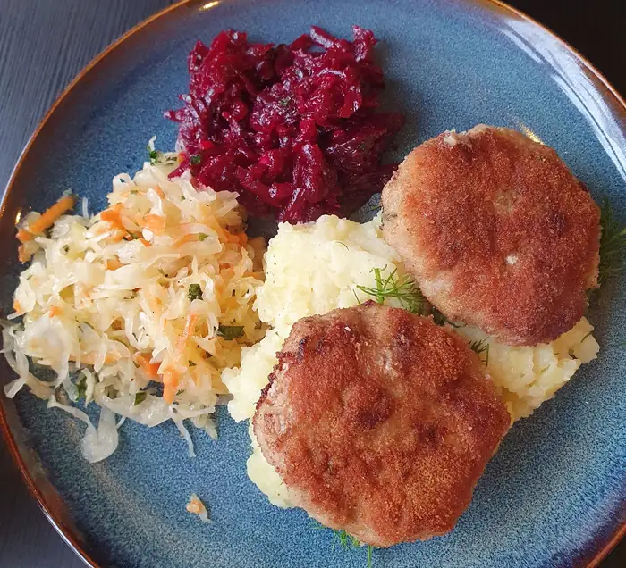 Kotlety mielone z ziemniakami, kapustą i buraczkami
